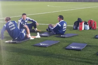 ¿Mala relación? Tevez y Messi ríen juntos durante la práctica