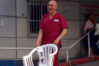 Ante la falta de recursos, fabricaron su propia silla de ruedas