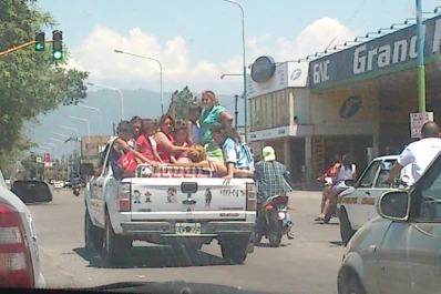 Pasajeros con conductas imprudentes a bordo de una camioneta