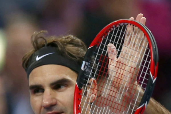 Federer sacó rápido de su camino al japonés Nishikori