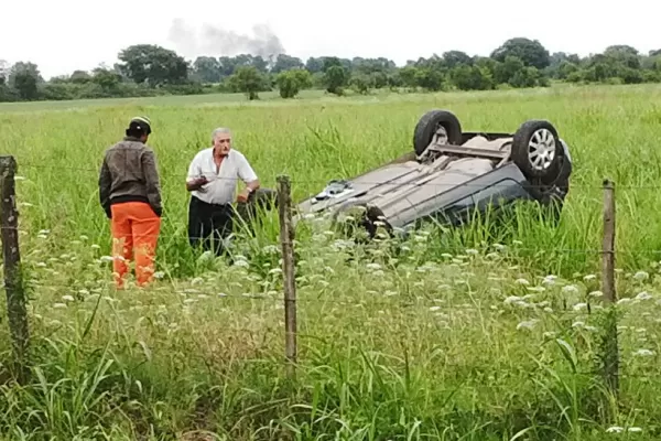 Un hombre de 70 años dio dos vueltas con su auto y terminó ileso
