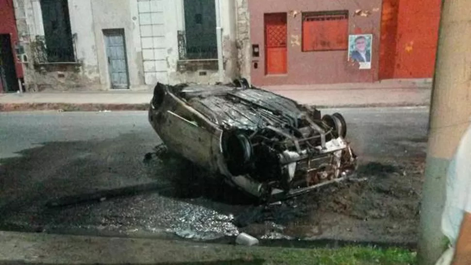 DESTROZOS. Los barras rompieron e incendiaron automóviles en La Boca. FOTO TOMADA DE TWITTER.COM/NIKOLOWWW