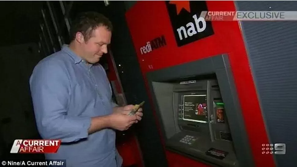 FALLA. El cajero le permitió hacerse millonario. FOTO TOMADA DE DAILYMIAL.CO.UK