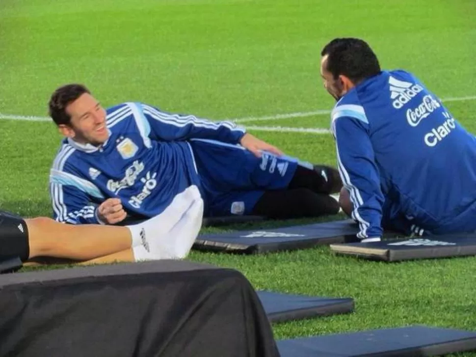 BUENA ONDA. Lionel Messi y Carlos Tevez distendidos durante la práctica de la Selección a la espera del partido de mañana. 