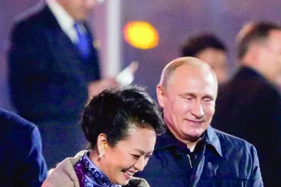 Putin cubrió con una manta a la primera dama china
