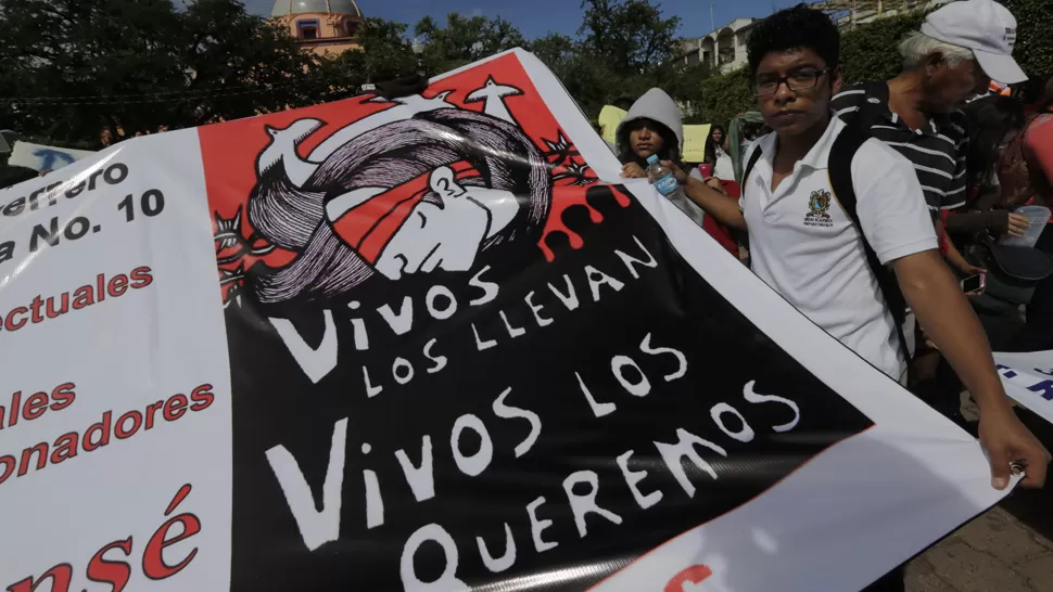 RECLAMO QUE NO SE CALLA. En Iguala continúan exigiendo que se esclarezca qué pasó con los estudiantes desaparecidos. REUTERS