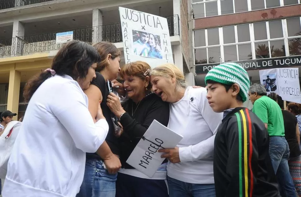 LLANTOS Y ABRAZOS. Familiares de las víctimas protagonizaron escenas de dolor durante la protesta de ayer. la gaceta / foto de osvaldo ripoll