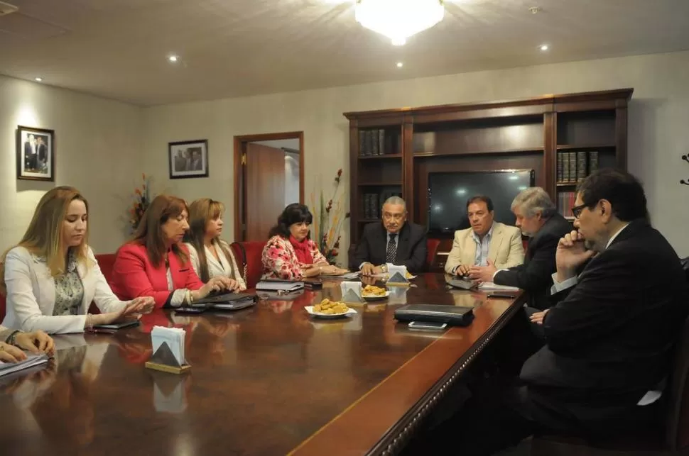 EN LA LEGISLATURA. Jiménez (a la cabecera de la mesa) se reunió con Fernández, vicepresidente de la Cámara (a su izquierda) y otros legisladores. prensa legislatura / carlos villagra