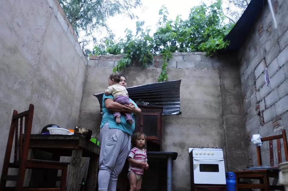 TODO ARRUINADO. Karina Giménez, con sus hijos Luz y Jonás, en la habitación que quedó sin el techo. la gaceta / fotos de analia jaramillo 