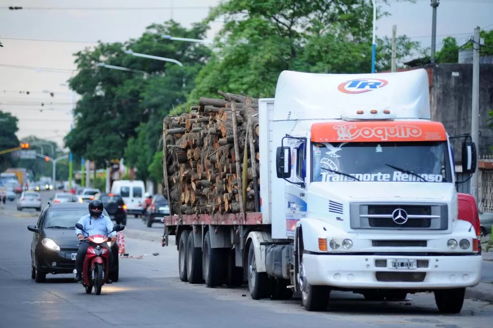 GIGANTE DORMIDO. El camión obstruye el carril rápido de la avenida. la gaceta / foto de diego aráoz 