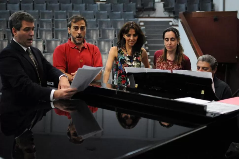 ANTE EL PIANO. Poliche, Safarsi, Del Carril y Bejar, en pleno ensayo con el pianista homenajeado. la gaceta / foto de inés quinteros orio