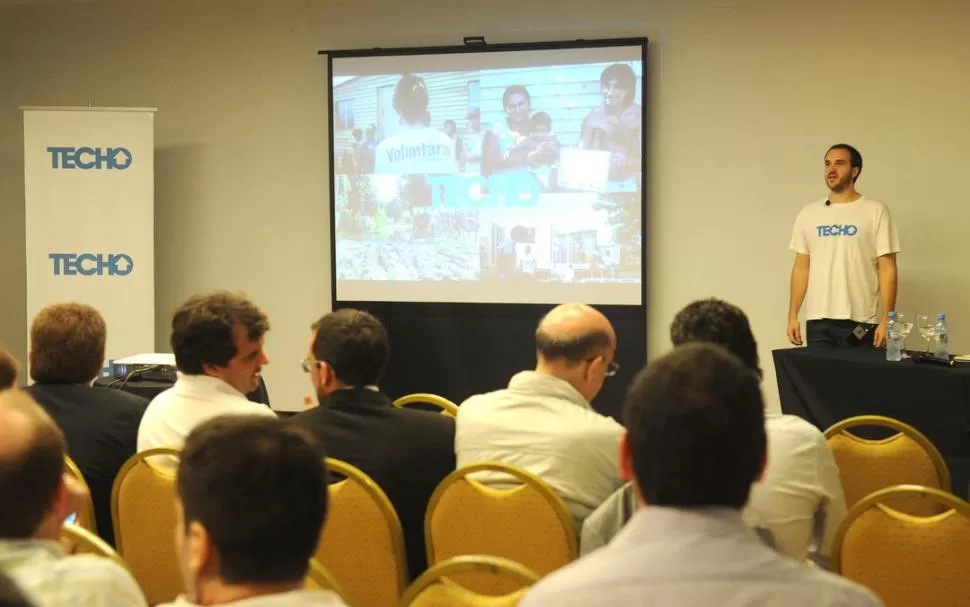CONVOCATORIA. Un voluntario de “Techo” muestra un video a empresarios. la gaceta / foto de hector peralta