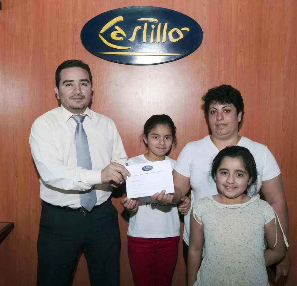 EN FAMILIA. Graciela recibe el premio acompañada por dos de sus hijas. la gaceta / foto de diego aráoz