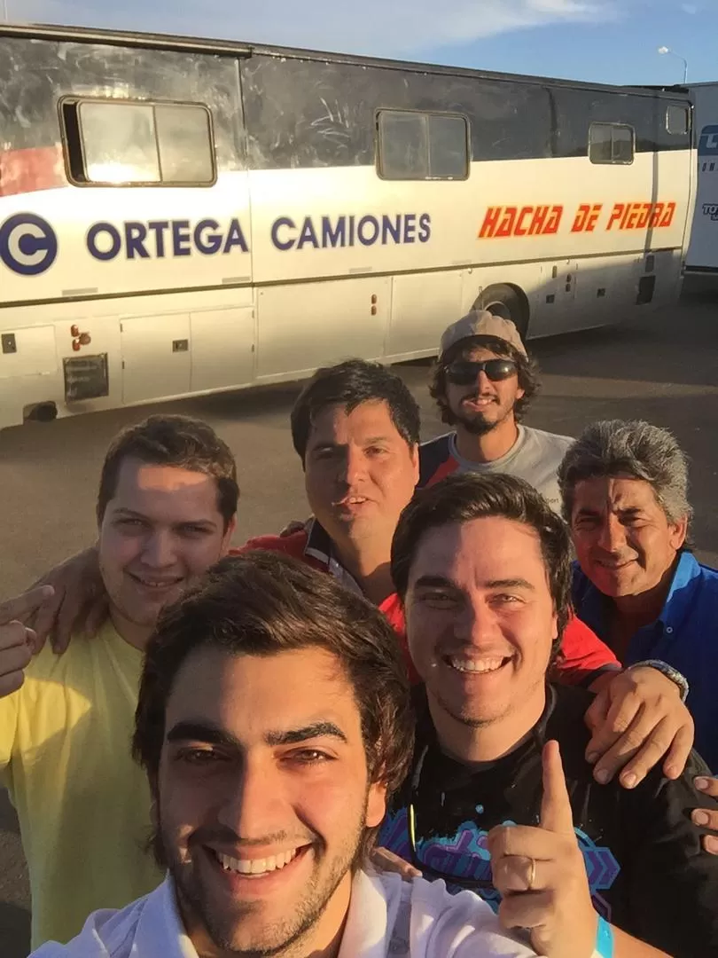 SELFIE. Ortega y sus amigos, apenas arribados a Concordia. 