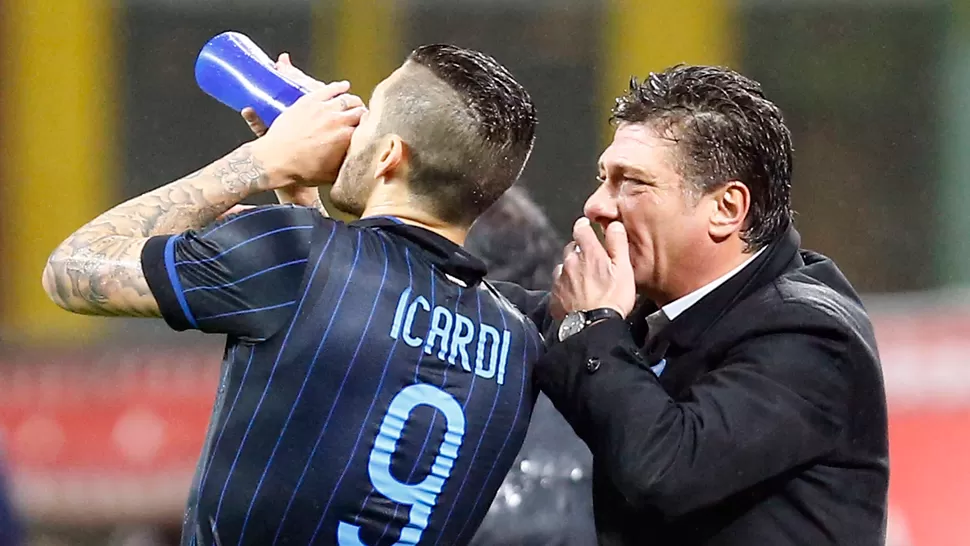 SIN RESPALDO. El DT dialoga con Icardi en el último partido que dirigió, el fin de semana pasado ante Hellas Verona. ARCHIVO