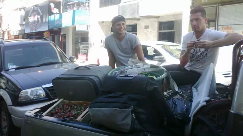 SALIDA FORZADA. Nicolás Gonzáles y Rodrigo Mannara cargaron sus pertenencias en una camioneta antes de abandonar Corrientes. FOTO TOMADA DE DIARIOEPOCA.COM