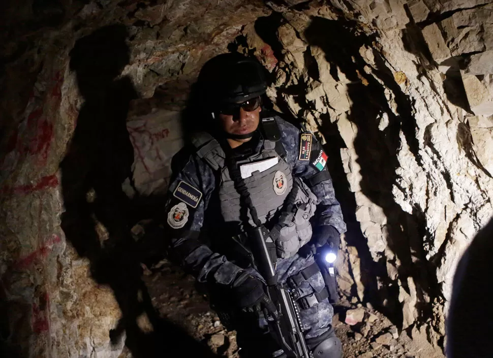 LA BÚSQUEDA. La policía mexicana mantiene el rastrillaje. En San Jerónimo , municipio de Cuetzala, Estado de Guerrero, exploran una cueva.  Reuters