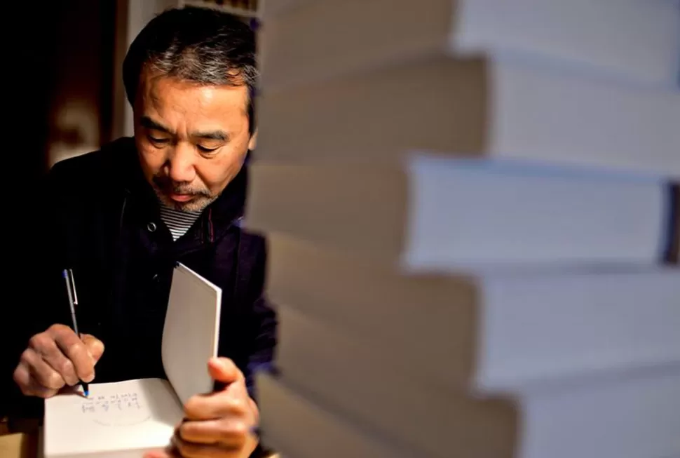 NI NOVELA NI CUENTO. La última obra de Murakami es un trabajo periodístico basado en entrevistas que él y un equipo de colaboradores hicieron durante 1996 a los sobrevivientes del atentado perpetrado en el underground de la capital de Japón, en marzo de 1995, que dejó 12 muertos y cientos de heridos.