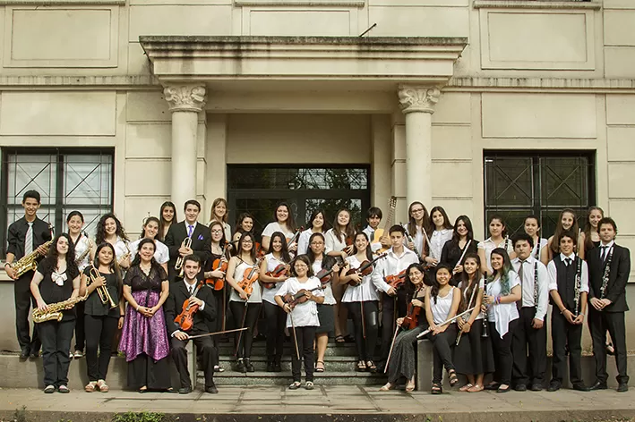 Orquesta ESEA. La Escuela Superior de Educación Artística se presenta a las 21.30 en el Teatro Alberdi, junto con la Orquesta Juvenil de la UNT. Dirige la profesora Marcela Roselló.