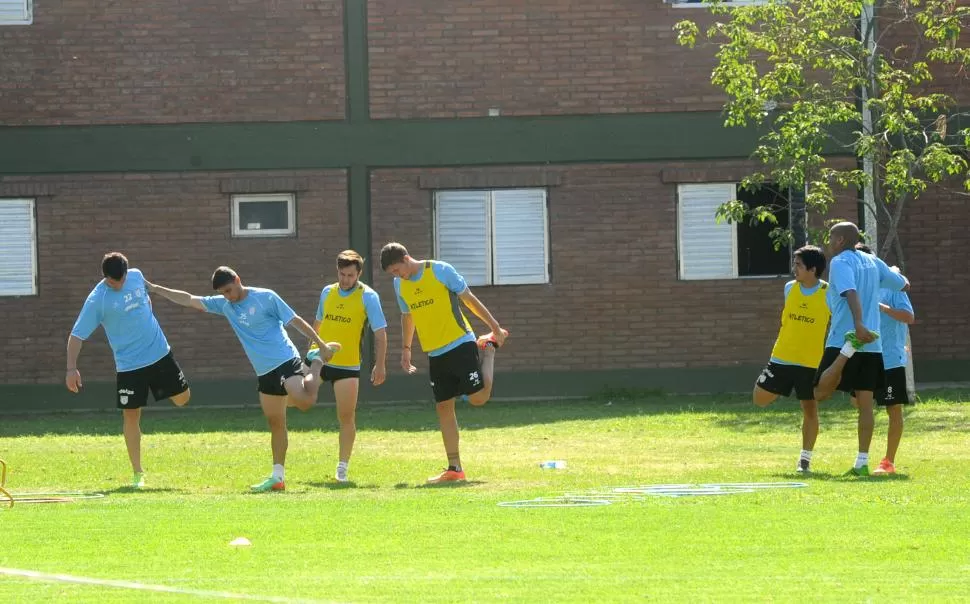 ELONGACIÓN. Romat, Imbert, Gómez y Sbuttoni estiran sus piernas durante un entrenamiento. El plantel está caído y deberá levantarse en San Francisco.  