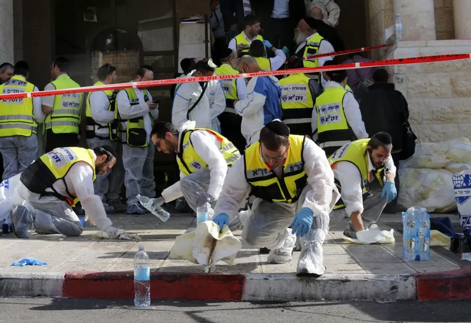 EL LUGAR. Personal sanitario israelí limpian la mezquita, luego del ataque perpetrado por dos palestinos. reuters