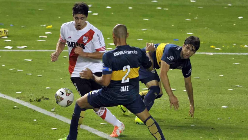 MANO A MANO. River y Boca empatan 0 a 0 al final del primer tiempo en el partido que se juega en La Bombonera, por la Copa Sudamericana. TELAM
