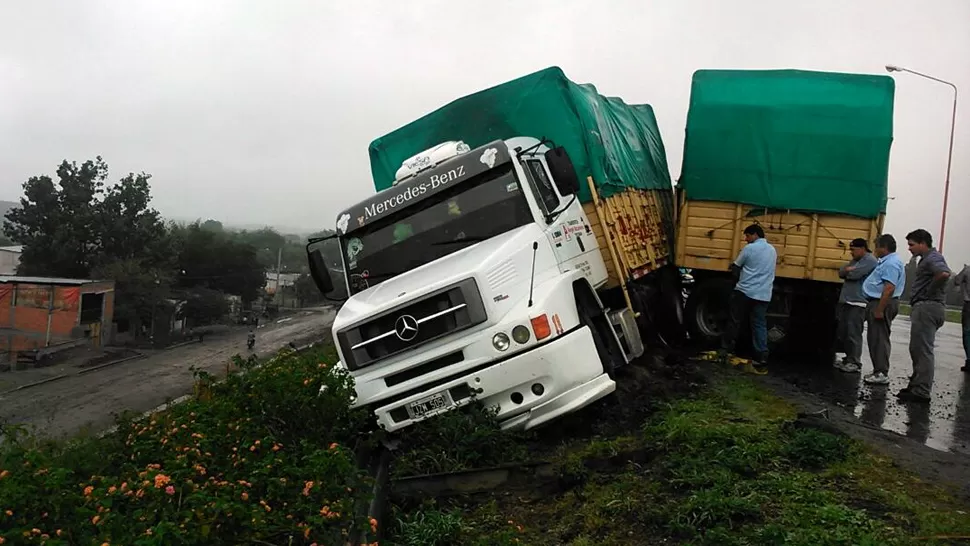 Un camión perdió el control en la autopista de Circunvalación