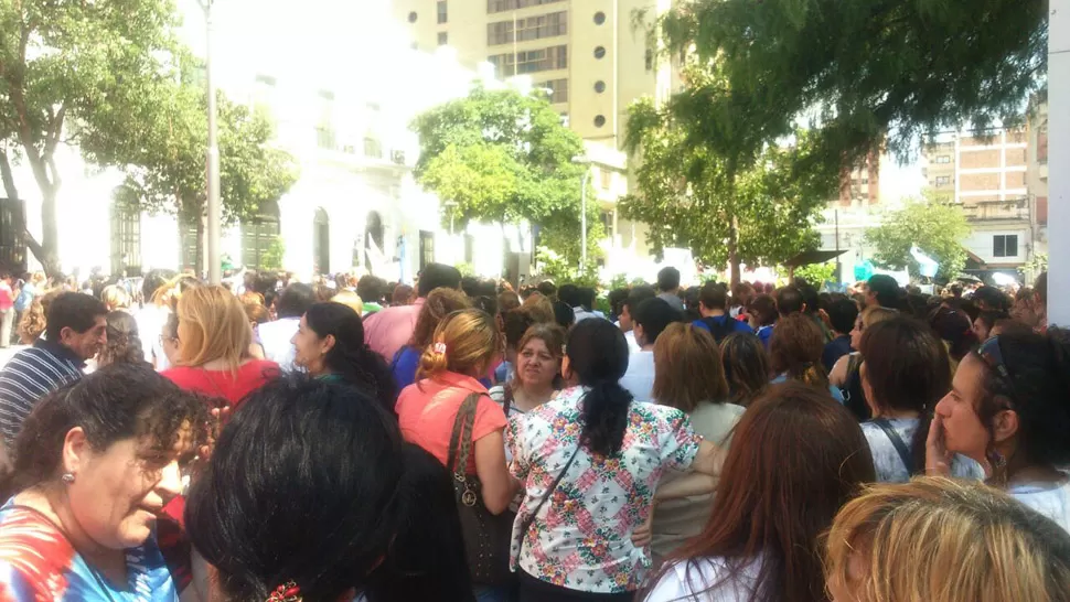 MARCHA. Esta semana, los docentes de Catamarca protestaron en las calles para pedir recomposición salarial. 