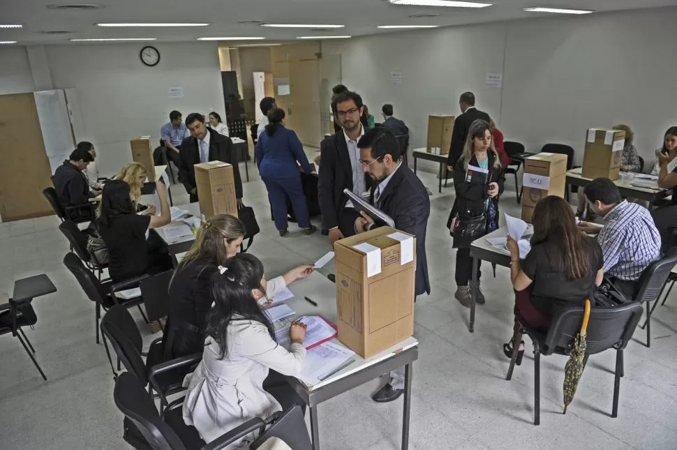 A LAS URNAS. Alrededor de un 40% del padrón votó ayer en el Colegio, cuyo nuevo vicepresidente es Juan Musi.  la gaceta / foto de franco vera 