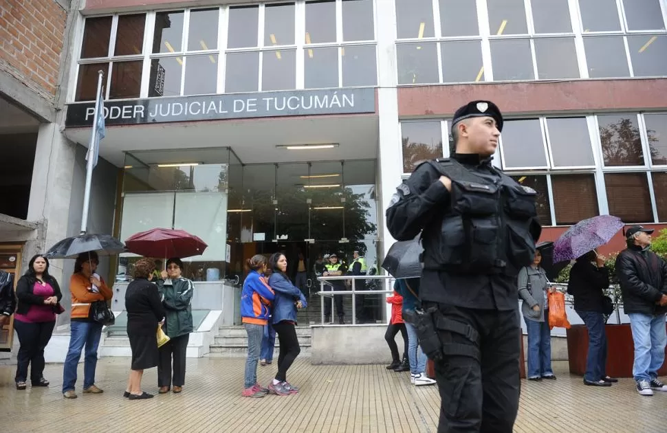 CUSTODIA. Reforzaron la presencia de policías en los tribunales del sur. la gaceta / foto de osvaldo ripoll