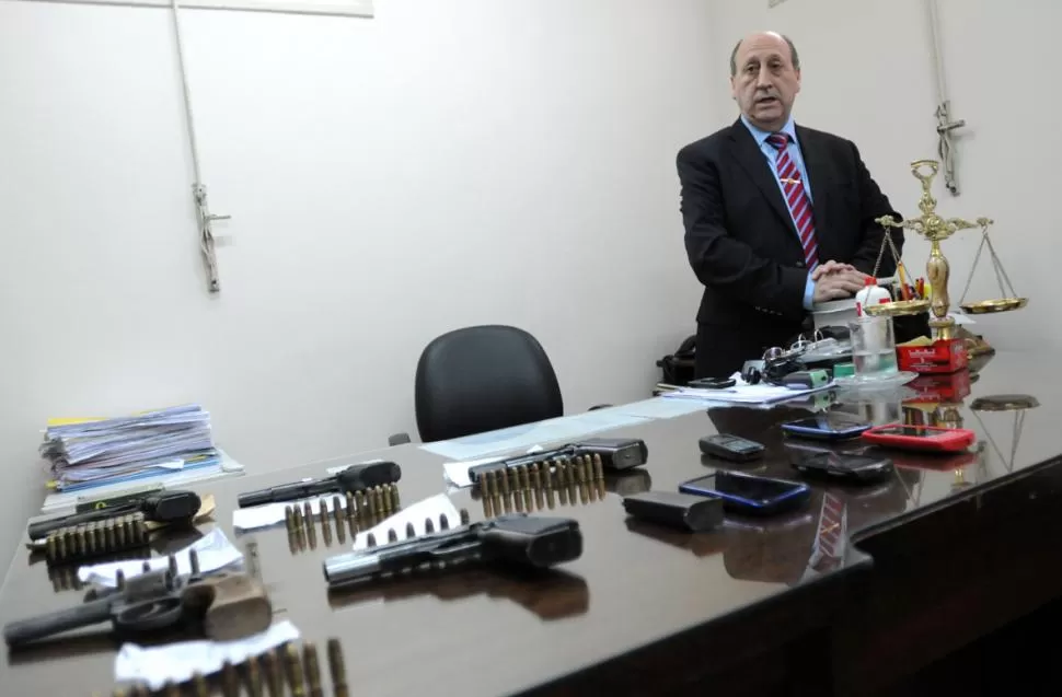 SECUESTROS. El fiscal exhibió las armas y las municiones en su despacho. la gaceta / foto de osvaldo ripoll