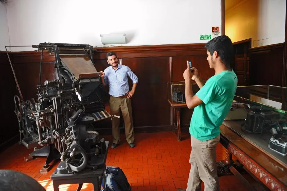 PARA EL RECUERDO. Juan Mahmoud le toma una fotografía al profesor Esteban Davio en el museo de LA GACETA, después de la entrevista. la gaceta / foto de franco vera