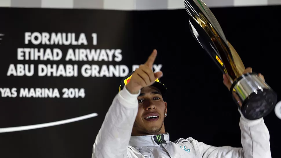 FESTEJO. Hamilton levantó el trofeo en el Yas Marina de Abu Dhabi. REUTERS