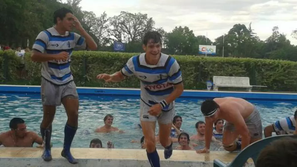 PILETAZO. Los chicos del SIC festejan el título obtenido en la pileta de Tucumán Rugby. FOTO TOMADA DEL TWITTER DE @TORNEOVECO2014