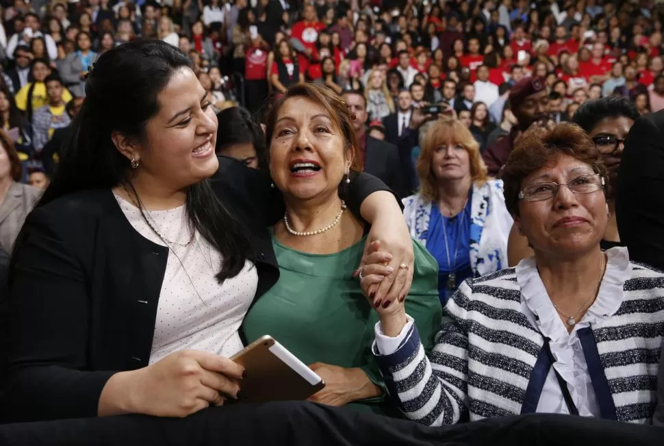 LAS VEGAS. Eufóricas, Lorella y Chela Praeli apoyan a Barack Obama. REUTERS