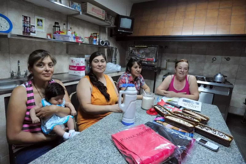EMPRENDEDORAS. María Córdoba con su beba en brazos, Claudia González, Myriam Ramos y Teresa Bobba renovaron varias veces sus créditos. la gaceta / foto de Diego Aráoz