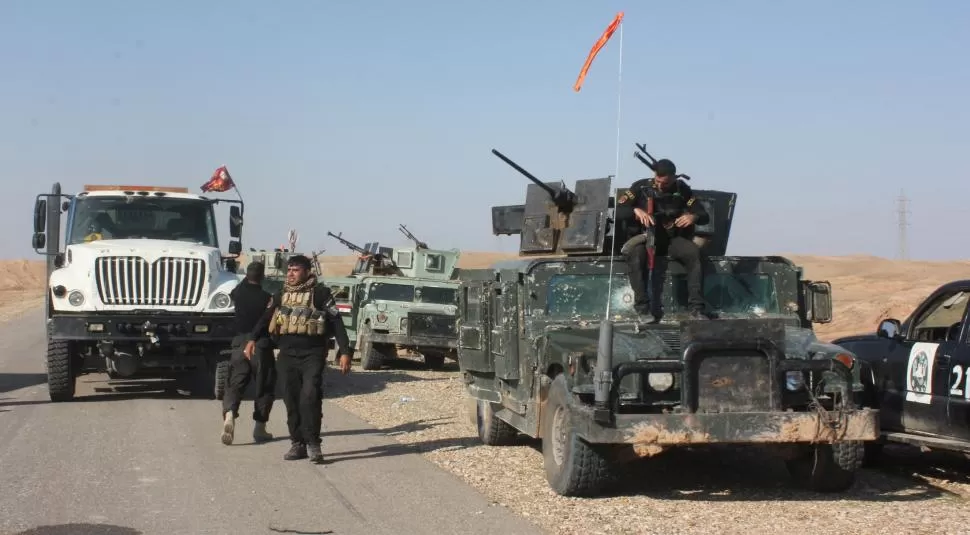 CONTRA LOS TERRORISTAS. Fuerzas de seguridad iraquíes y milicianos chiítas, durante un despliegue de seguridad en Saadiyah, al norte de Bagdad. reuters