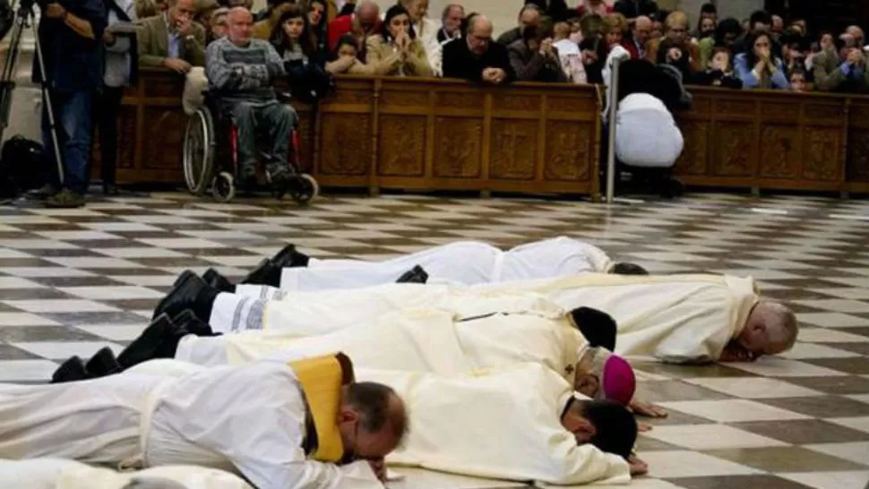 POSTRADO. El arzobispo de Granada se postró hoy, durante la misa, como en Viernes Santo, para pedir perdón por los abusos sexuales en su diócesis. FOTO DE AGENCIA EFE
