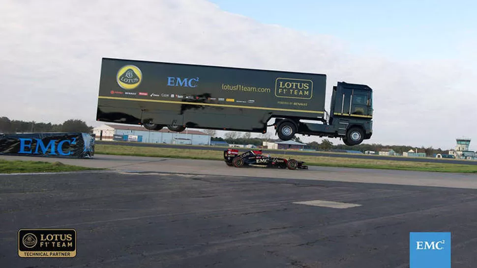 INCREÍBLE. El camión logró un salto de 26 metros. FOTO TOMADA DE MOTORPOINT.COM