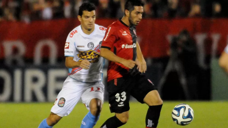 TUCUMANO EN ACCION. Emilio Zelaya,a la izquierda, anotó el tercer gol para Arsenal, que le ganó 4 a 2 a Newell's, en Rosario. TELAM