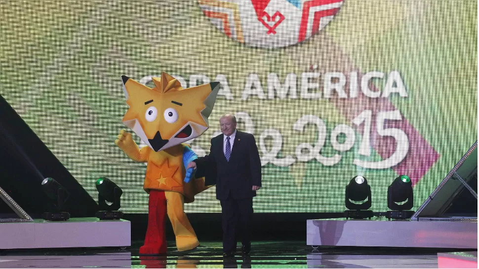PRESENTACION. En Viña del Mar se realizó el lanzamiento y el sorteo de la Copa América 2015. El director del torneo, Rene Rozas, ingresa con la mascota al escenario, antes del sorteo. REUTERS
