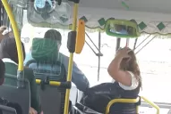 Una pasajera viaja sentada a centímetros del conductor del ómnibus