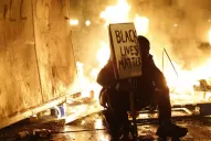 Volvieron los disturbios a Ferguson tras un fallo que beneficia a un policía blanco