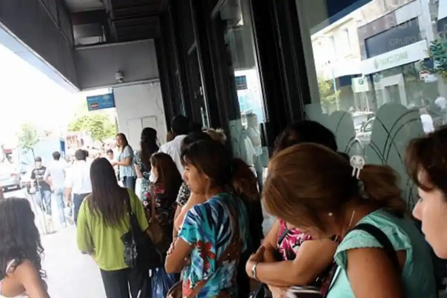 CAJEROS. Los estatales podrán retirar el bono de fin de año en dos cuotas. ARCHIVO LA GACETA