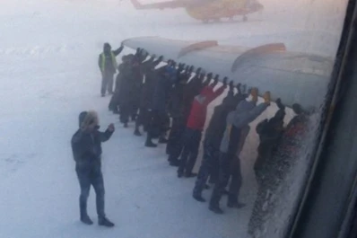 Pasajeros empujaron un avión para que pueda despegar