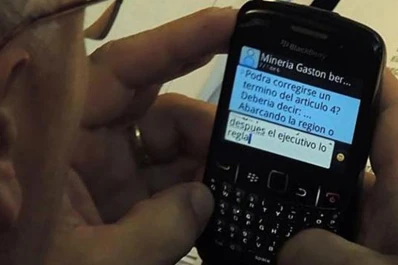 Un diputado de Chubut recibió instrucciones de una minera en plena sesión