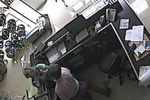 Subió un video a las redes sociales para mostrar como su ex marido la golpeaba