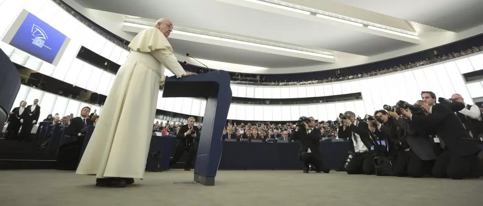 HISTÓRICO. El Papa habla a los eurodiputados en la cámara de Estraburgo. En 26 años es el primer pontífice que visita las principales instituciones de la UE. El anterior fue Juan Pablo II. reuters