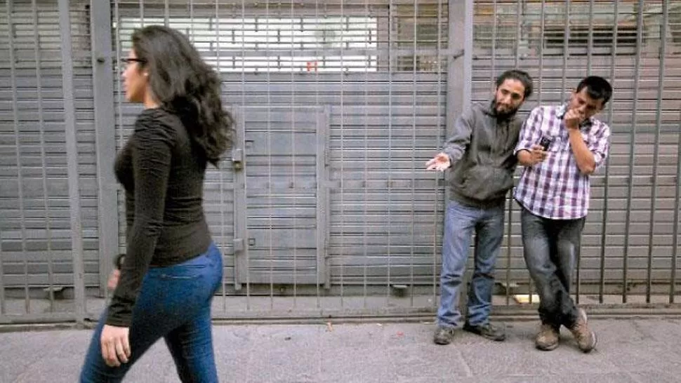 PROBLEMÁTICA. Las mujeres peruanas sufren diariamente el acoso callejero. FOTO TOMADA DE LAREPUBLICA.PE