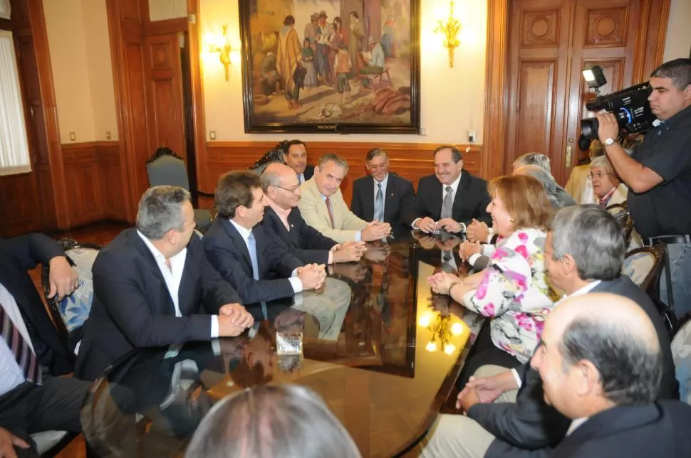 CLIMA. Alperovich recibió al nuevo Comité Ejecutivo de la Federación Económica de Tucumán. prensa y difusión
